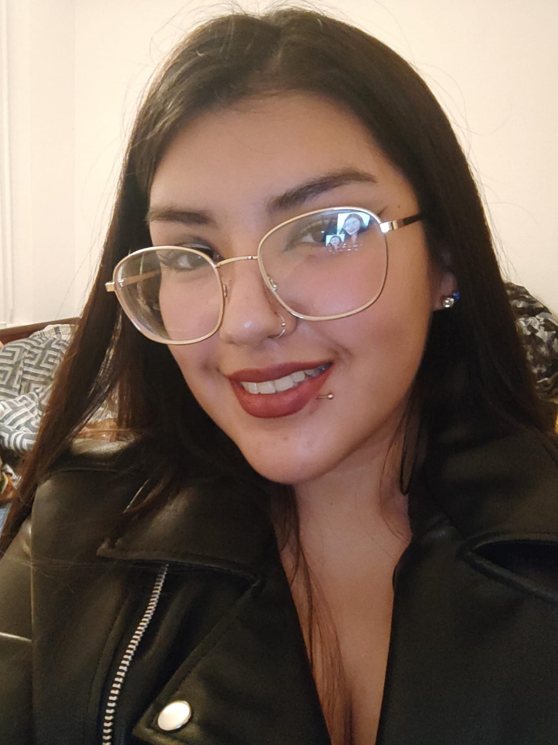 Conoce a Rocío Chávez, diseñadora y estratega digital en Libros Con Atenea. Creatividad visual y campañas editoriales con alma y conexión lectora.