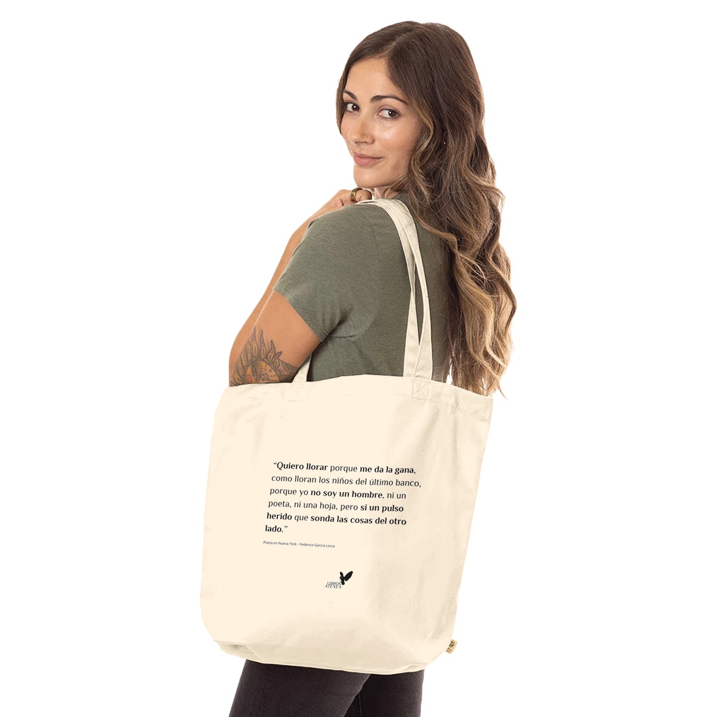 Descubre nuestra tote bag con una cita emblemática de Federico García Lorca. Ideal para llevar tus libros y mostrar tu amor por la literatura. ¡Compra ahora y destaca con estilo!