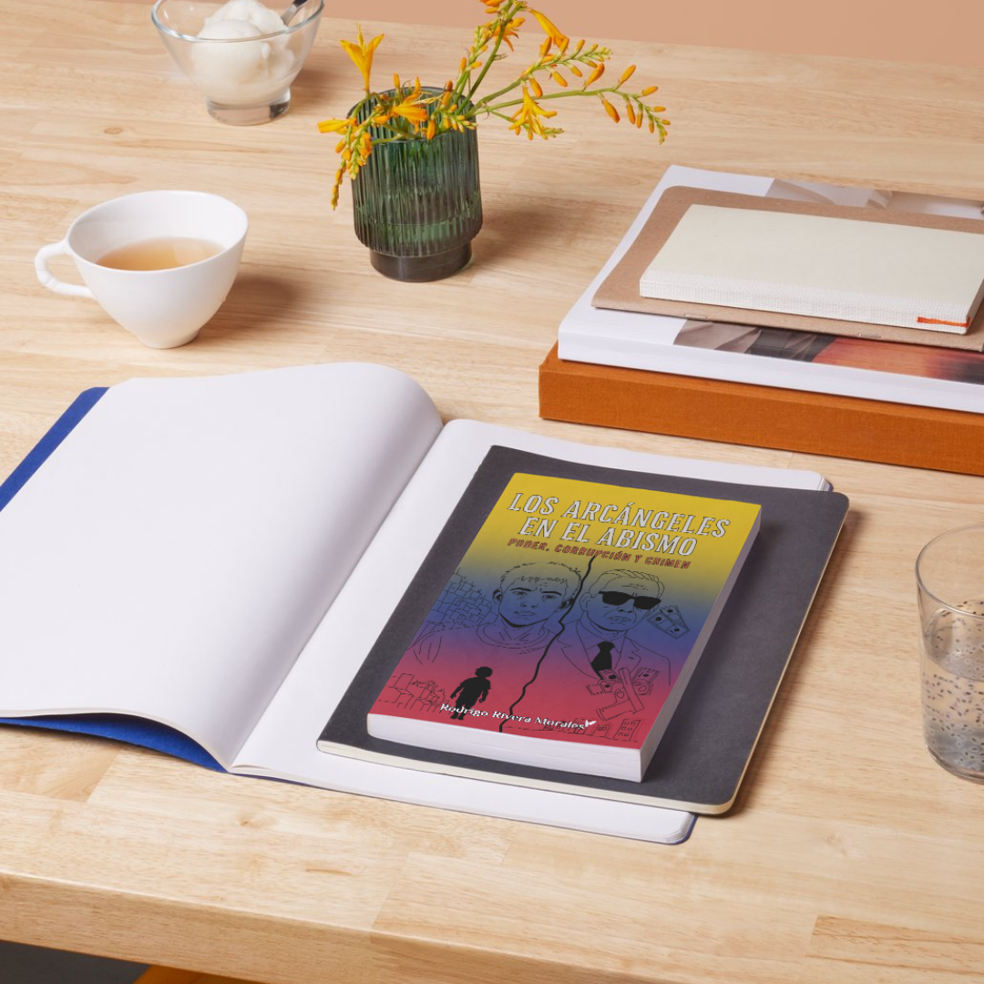 Una ópera prima sobre Venezuela que arde. Lúcida, lírica y necesaria. Rodrigo Rivera Morales irrumpe con una novela que deja huella.
